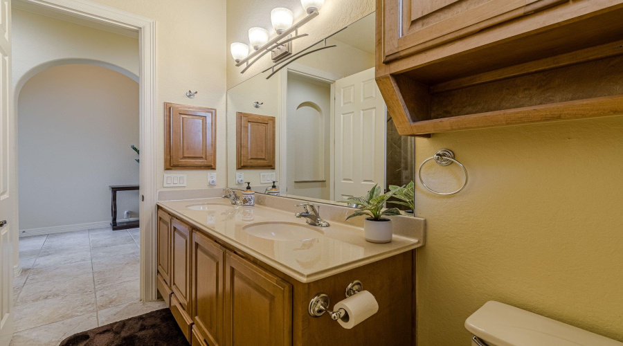 16006 N Huebner Blf, San Antonio, Texas 78248, 3 Bedrooms Bedrooms, 7 Rooms Rooms,2 BathroomsBathrooms,Residential,For Sale,16006 N Huebner Blf,20252416