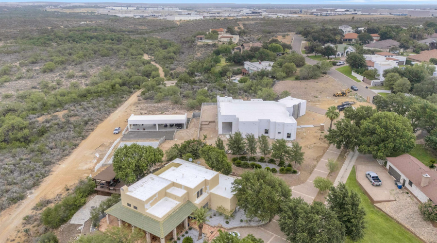 110 Song Bird Ln, LAREDO, Texas 78045, 4 Bedrooms Bedrooms, 10 Rooms Rooms,3 BathroomsBathrooms,Residential,For Sale,110 Song Bird Ln,20252519
