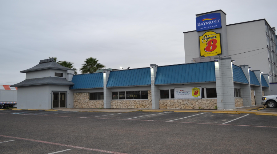 4910 San Bernardo Ave, Laredo, Texas 78041, 1 Room Rooms,4 BathroomsBathrooms,Commercial retail/office,For Rent,4910 San Bernardo Ave,20241723
