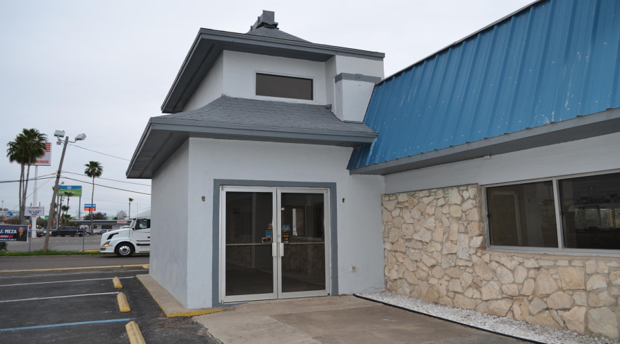 4910 San Bernardo Ave, Laredo, Texas 78041, 1 Room Rooms,4 BathroomsBathrooms,Commercial retail/office,For Rent,4910 San Bernardo Ave,20241723