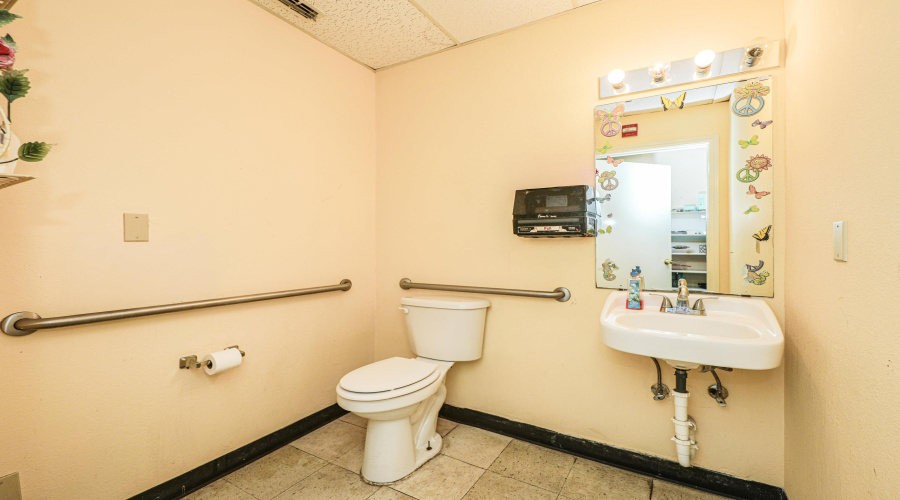 220 W Hillside Rd, LAREDO, Texas 78041, 1 Room Rooms,3 BathroomsBathrooms,Commercial retail/office,For Sale,220 W Hillside Rd,20244657