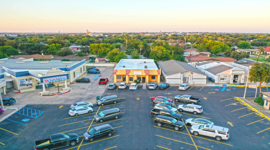 220 W Hillside Rd, LAREDO, Texas 78041, 1 Room Rooms,3 BathroomsBathrooms,Commercial retail/office,For Sale,220 W Hillside Rd,20244657