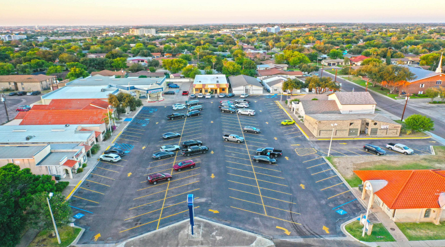 220 W Hillside Rd, LAREDO, Texas 78041, 1 Room Rooms,3 BathroomsBathrooms,Commercial retail/office,For Sale,220 W Hillside Rd,20244657