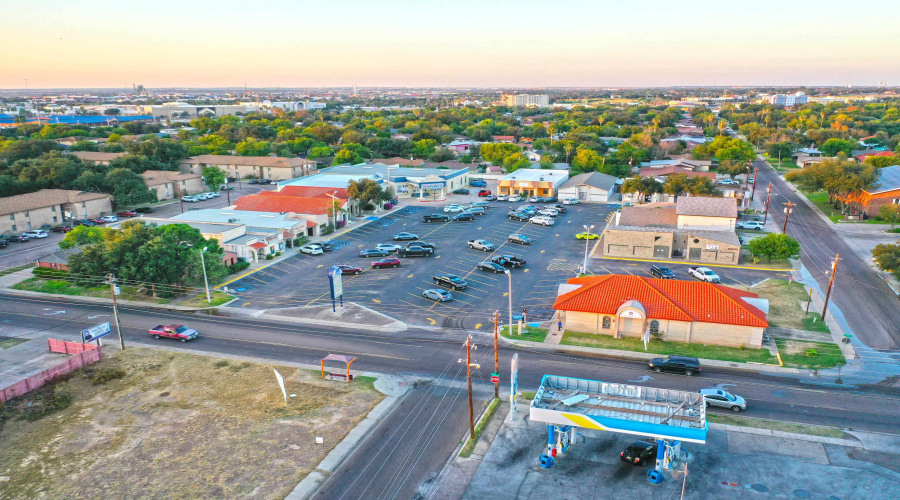 220 W Hillside Rd, LAREDO, Texas 78041, 1 Room Rooms,3 BathroomsBathrooms,Commercial retail/office,For Sale,220 W Hillside Rd,20244657