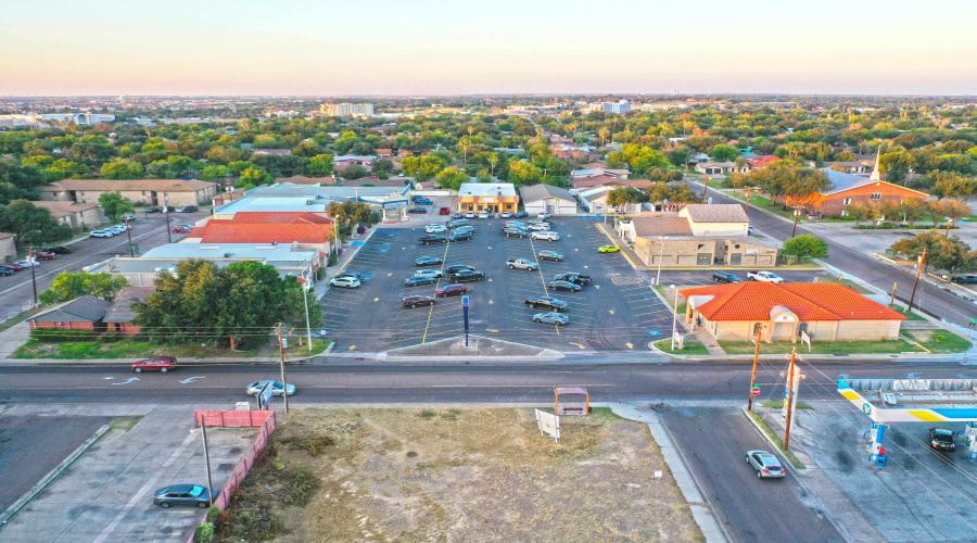 220 W Hillside Rd, LAREDO, Texas 78041, 1 Room Rooms,3 BathroomsBathrooms,Commercial retail/office,For Sale,220 W Hillside Rd,20244657