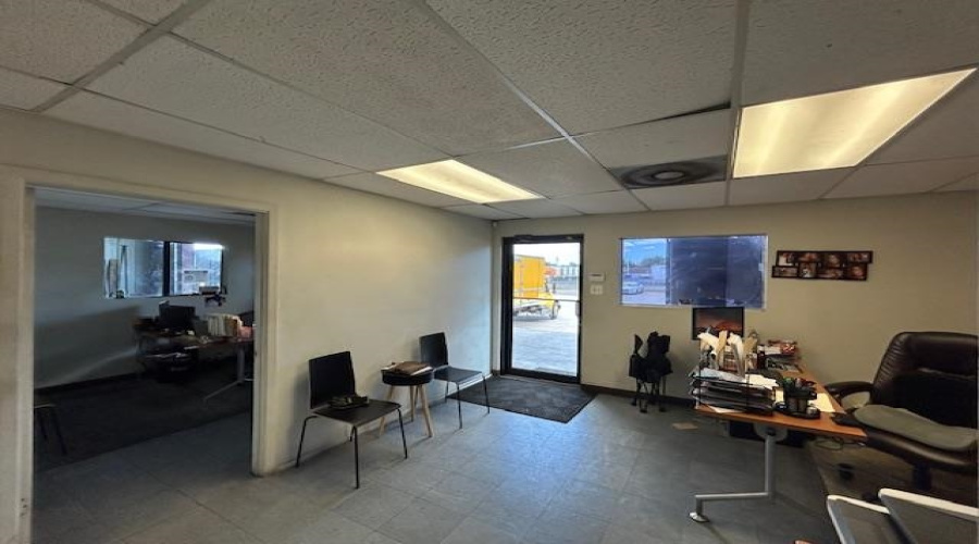 112 Flecha Ln, LAREDO, Texas 78045, 1 Bedroom Bedrooms, 1 Room Rooms,3 BathroomsBathrooms,Commercial/industrial,For Rent,112 Flecha Ln,20252693