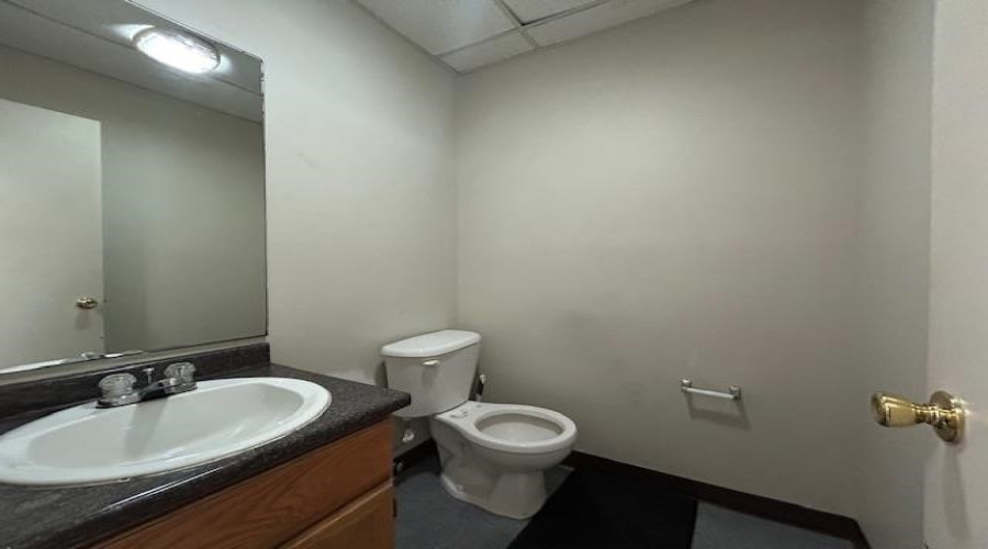 112 Flecha Ln, LAREDO, Texas 78045, 1 Bedroom Bedrooms, 1 Room Rooms,3 BathroomsBathrooms,Commercial/industrial,For Rent,112 Flecha Ln,20252693