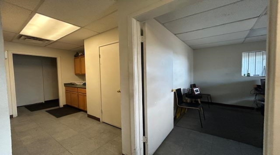 112 Flecha Ln, LAREDO, Texas 78045, 1 Bedroom Bedrooms, 1 Room Rooms,3 BathroomsBathrooms,Commercial/industrial,For Rent,112 Flecha Ln,20252693