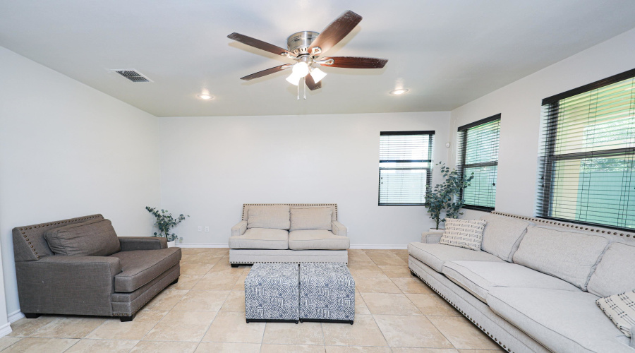 9813 Sandhill Dr, Laredo, Texas 78045, 3 Bedrooms Bedrooms, 5 Rooms Rooms,2 BathroomsBathrooms,Residential,For Sale,9813 Sandhill Dr,20252643