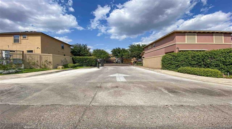 9813 Sandhill Dr, Laredo, Texas 78045, 3 Bedrooms Bedrooms, 5 Rooms Rooms,2 BathroomsBathrooms,Residential,For Sale,9813 Sandhill Dr,20252643