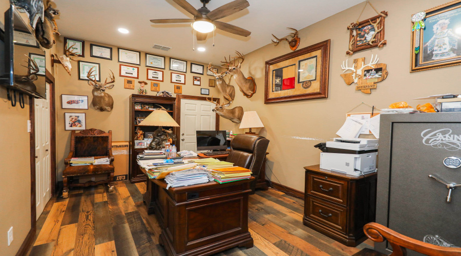 1601 Jacaman Rd, Laredo, Texas 78041, 1 Room Rooms,2 BathroomsBathrooms,Commercial retail/office,For Sale,1601 Jacaman Rd,20252594