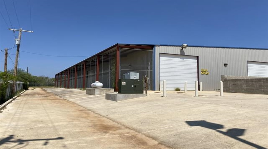 206 W FM 468, COTULLA, Texas 78014, 1 Bedroom Bedrooms, 21 Rooms Rooms,4 BathroomsBathrooms,Commercial/industrial,For Sale,206 W FM 468,20252843