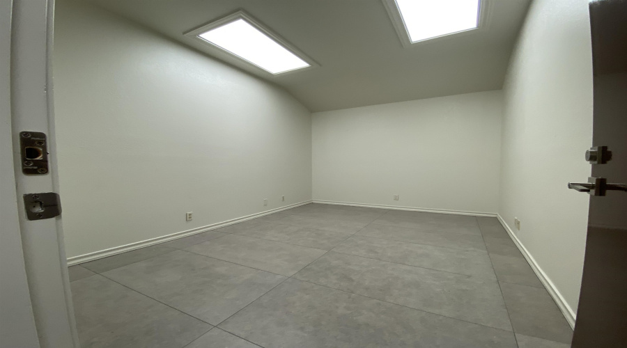 1102 Scott St, LAREDO, Texas 78040, 6 Rooms Rooms,4 BathroomsBathrooms,Commercial retail/office,For Rent,1102 Scott St,20252837