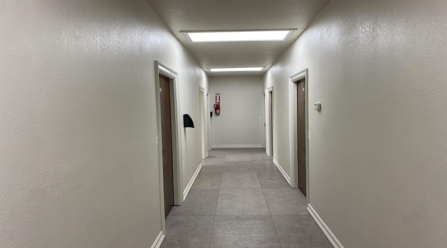 1102 Scott St, LAREDO, Texas 78040, 6 Rooms Rooms,4 BathroomsBathrooms,Commercial retail/office,For Rent,1102 Scott St,20252837