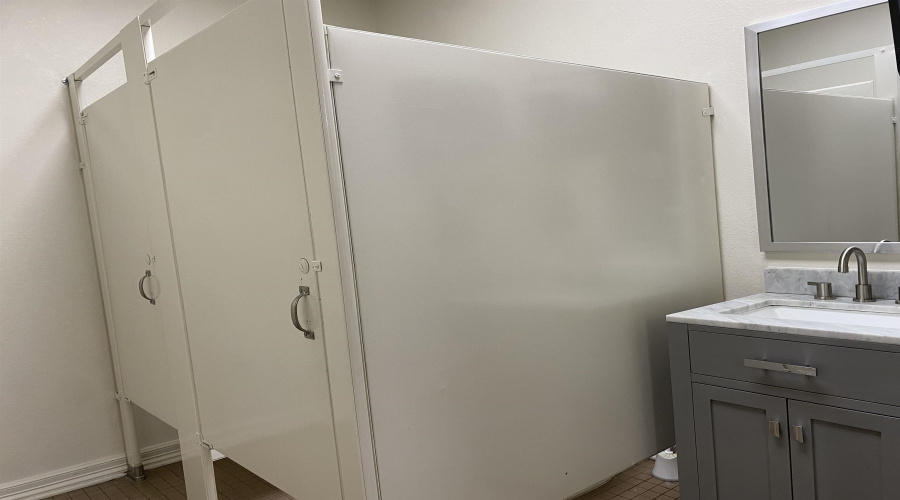 1102 Scott St, LAREDO, Texas 78040, 6 Rooms Rooms,4 BathroomsBathrooms,Commercial retail/office,For Rent,1102 Scott St,20252837