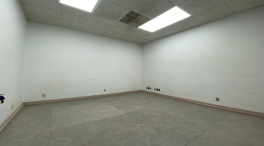 1102 Scott St, LAREDO, Texas 78040, 6 Rooms Rooms,4 BathroomsBathrooms,Commercial retail/office,For Rent,1102 Scott St,20252840