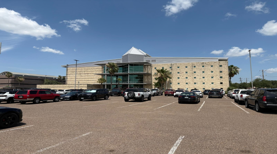 6999 McPherson Rd, LAREDO, Texas 78041, 51 Rooms Rooms,4 BathroomsBathrooms,Commercial retail/office,For Rent,6999 McPherson Rd,20252918