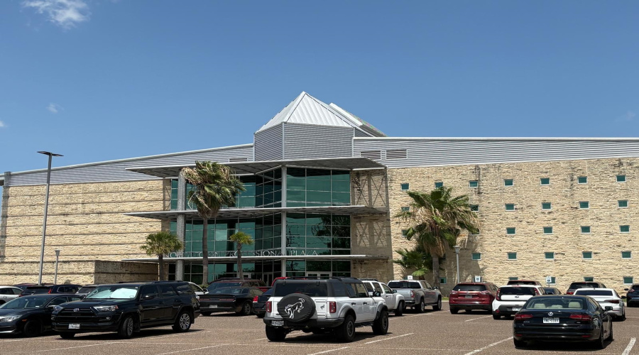 6999 McPherson Rd, LAREDO, Texas 78041, 51 Rooms Rooms,4 BathroomsBathrooms,Commercial retail/office,For Rent,6999 McPherson Rd,20252932