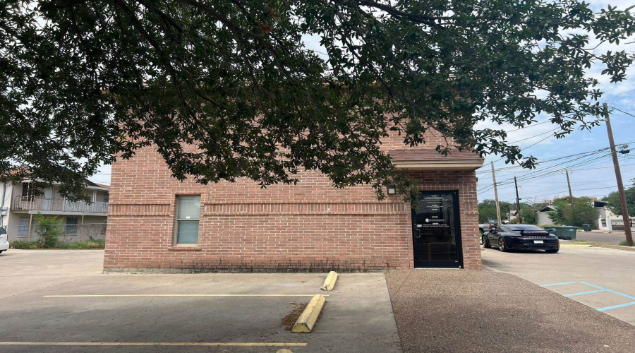 1319 Corpus Christi St, Laredo, Texas 78040-0000, 6 Rooms Rooms,4 BathroomsBathrooms,Commercial retail/office,For Sale,1319 Corpus Christi St,20252945