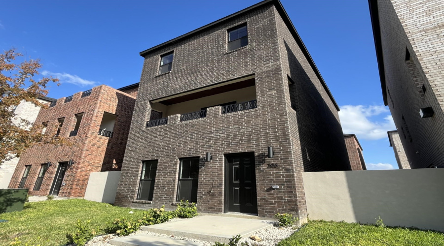 210 Veracruz Dr., Laredo, Texas 78045, 3 Bedrooms Bedrooms, 5 Rooms Rooms,2 BathroomsBathrooms,Residential,For Sale,210 Veracruz Dr.,20244999