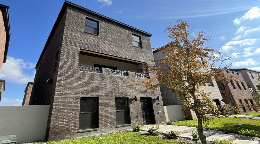 210 Veracruz Dr., Laredo, Texas 78045, 3 Bedrooms Bedrooms, 5 Rooms Rooms,2 BathroomsBathrooms,Residential,For Sale,210 Veracruz Dr.,20244999