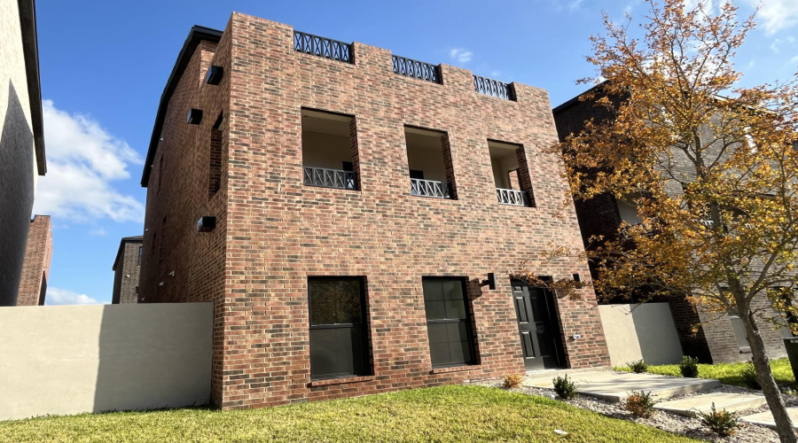 210 Veracruz Dr., Laredo, Texas 78045, 3 Bedrooms Bedrooms, 5 Rooms Rooms,2 BathroomsBathrooms,Residential,For Sale,210 Veracruz Dr.,20245000