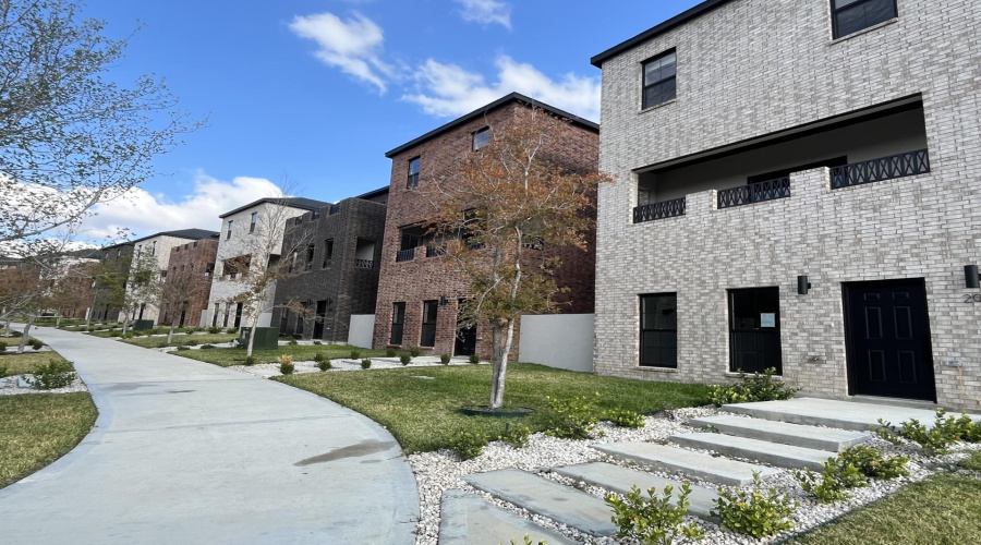 210 Veracruz Dr., Laredo, Texas 78045, 3 Bedrooms Bedrooms, 5 Rooms Rooms,2 BathroomsBathrooms,Residential,For Sale,210 Veracruz Dr.,20245000