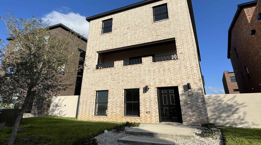 210 Veracruz Dr., Laredo, Texas 78045, 3 Bedrooms Bedrooms, 5 Rooms Rooms,2 BathroomsBathrooms,Residential,For Sale,210 Veracruz Dr.,20245013