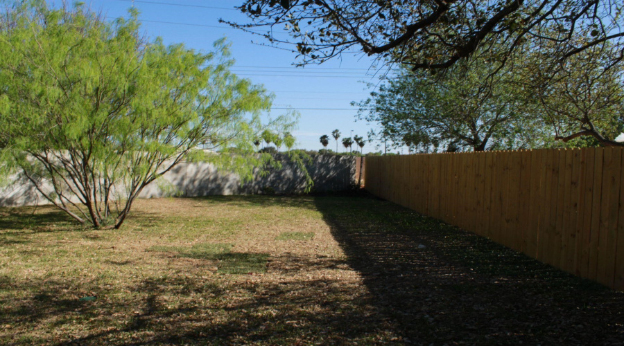 13 Royale Cir, Laredo, Texas 78041, 3 Bedrooms Bedrooms, 8 Rooms Rooms,2 BathroomsBathrooms,Residential,For Sale,13 Royale Cir,20251138