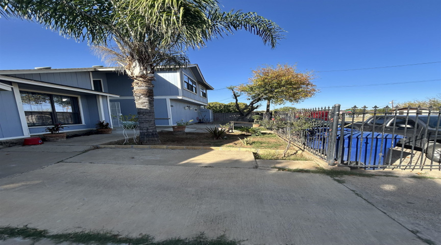 2719 1/2 Santa Clara St, Laredo, Texas 78046-5822, 3 Bedrooms Bedrooms, 8 Rooms Rooms,5 BathroomsBathrooms,Residential,For Sale,2719 1/2 Santa Clara St,20253015