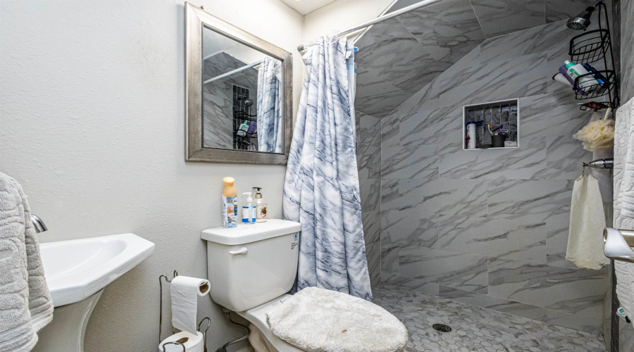 2502 E Montgomery St, Laredo, Texas 78043, 3 Bedrooms Bedrooms, 7 Rooms Rooms,3 BathroomsBathrooms,Residential,For Sale,2502 E Montgomery St,20253065