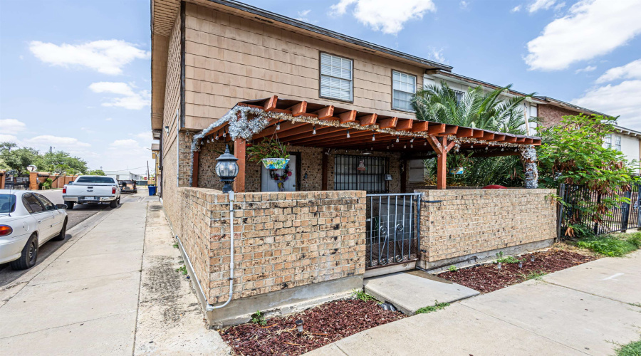 2502 E Montgomery St, Laredo, Texas 78043, 3 Bedrooms Bedrooms, 7 Rooms Rooms,3 BathroomsBathrooms,Residential,For Sale,2502 E Montgomery St,20253065