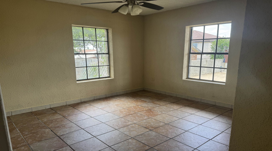 2816 Chestnut St, Laredo, Texas 78046, 3 Bedrooms Bedrooms, 5 Rooms Rooms,2 BathroomsBathrooms,Residential,For Rent,2816 Chestnut St,20253078