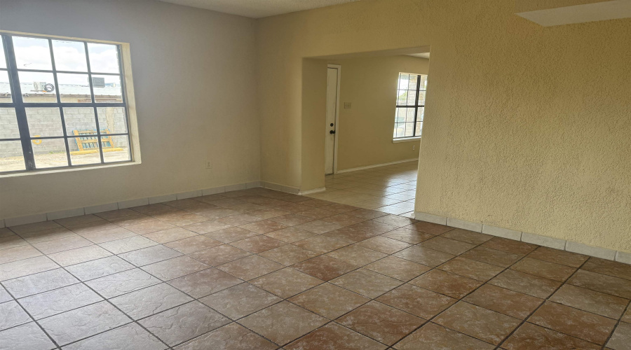 2816 Chestnut St, Laredo, Texas 78046, 3 Bedrooms Bedrooms, 5 Rooms Rooms,2 BathroomsBathrooms,Residential,For Rent,2816 Chestnut St,20253078