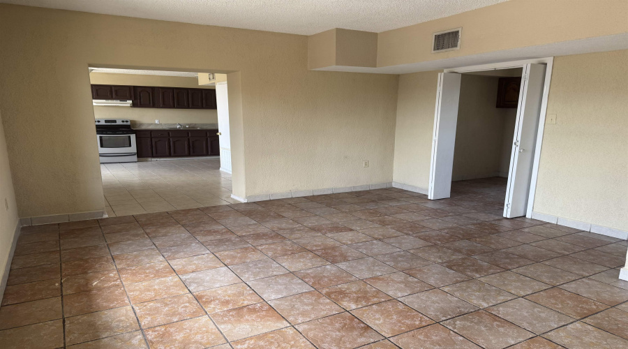 2816 Chestnut St, Laredo, Texas 78046, 3 Bedrooms Bedrooms, 5 Rooms Rooms,2 BathroomsBathrooms,Residential,For Rent,2816 Chestnut St,20253078