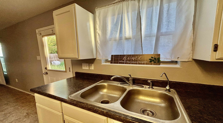 5505 Marlin Dr, Laredo, Texas 78043, 4 Bedrooms Bedrooms, 7 Rooms Rooms,2 BathroomsBathrooms,Residential,For Sale,5505 Marlin Dr,20252716