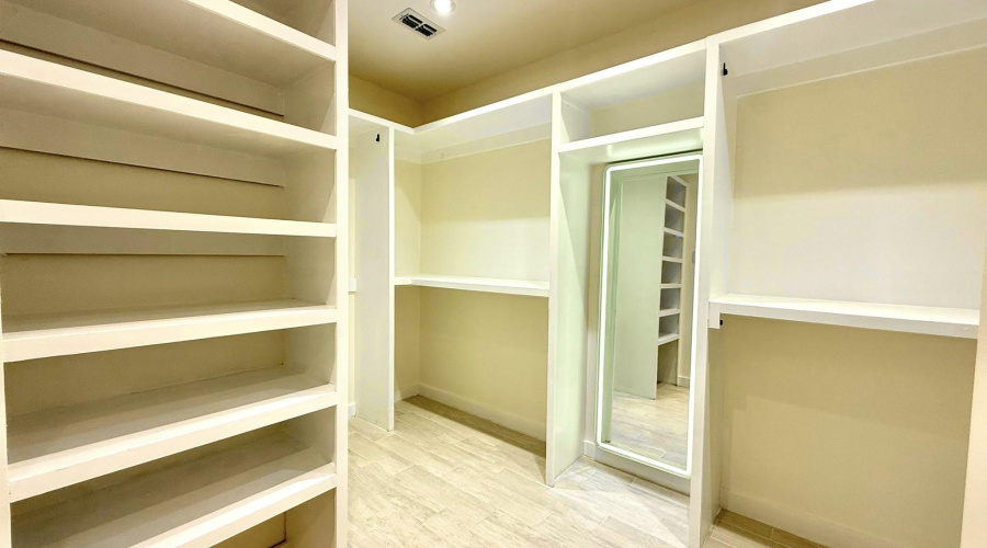 5045 Los Caballos Lp., Laredo, Texas 78046, 3 Bedrooms Bedrooms, 6 Rooms Rooms,2 BathroomsBathrooms,Residential,For Sale,5045 Los Caballos Lp.,20252726