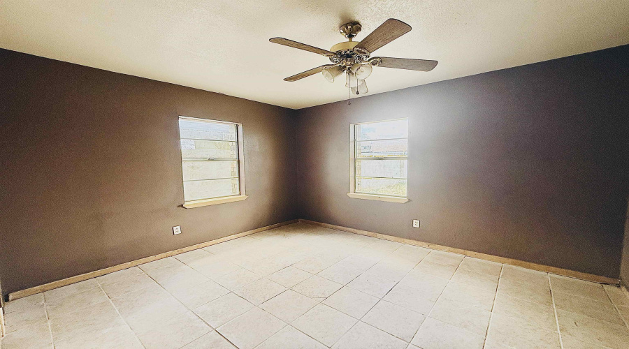 303 Plaza Ln, Laredo, Texas 78043, 4 Bedrooms Bedrooms, 6 Rooms Rooms,1 BathroomBathrooms,Residential,For Sale,303 Plaza Ln,20252767