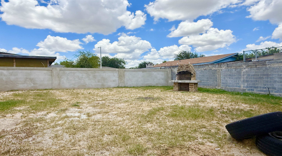 303 Plaza Ln, Laredo, Texas 78043, 4 Bedrooms Bedrooms, 6 Rooms Rooms,1 BathroomBathrooms,Residential,For Sale,303 Plaza Ln,20252767