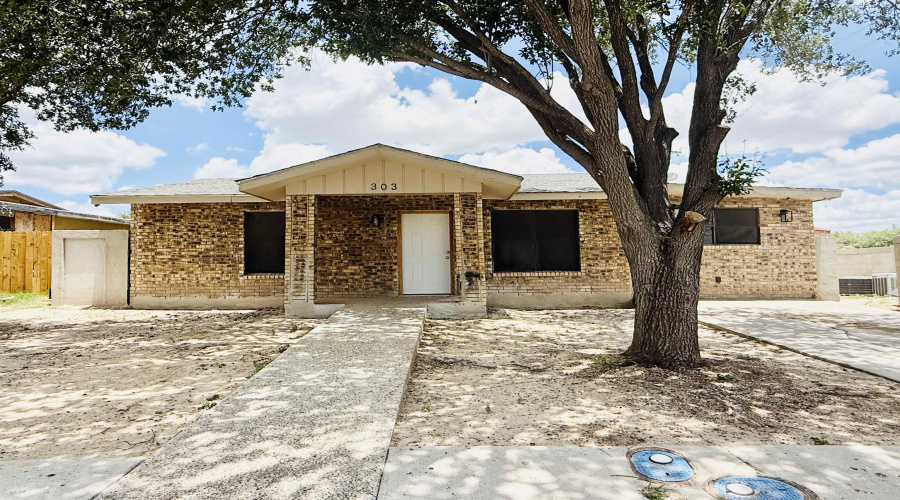303 Plaza Ln, Laredo, Texas 78043, 4 Bedrooms Bedrooms, 6 Rooms Rooms,1 BathroomBathrooms,Residential,For Sale,303 Plaza Ln,20252767