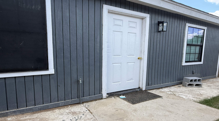 303 Plaza Ln, Laredo, Texas 78043, 4 Bedrooms Bedrooms, 6 Rooms Rooms,1 BathroomBathrooms,Residential,For Sale,303 Plaza Ln,20252767