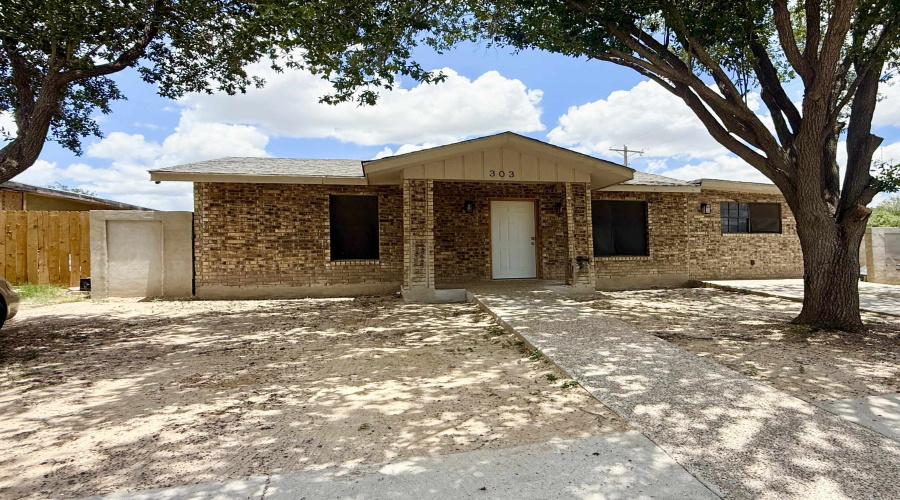 303 Plaza Ln, Laredo, Texas 78043, 4 Bedrooms Bedrooms, 6 Rooms Rooms,1 BathroomBathrooms,Residential,For Sale,303 Plaza Ln,20252767