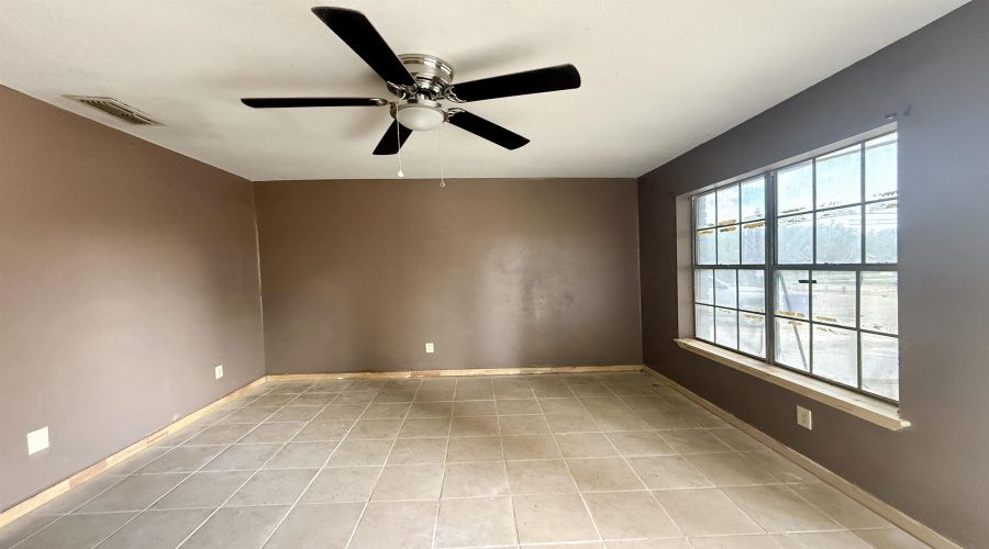 303 Plaza Ln, Laredo, Texas 78043, 4 Bedrooms Bedrooms, 6 Rooms Rooms,1 BathroomBathrooms,Residential,For Sale,303 Plaza Ln,20252767