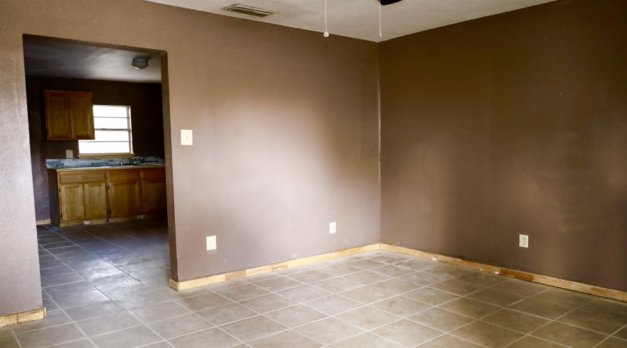 303 Plaza Ln, Laredo, Texas 78043, 4 Bedrooms Bedrooms, 6 Rooms Rooms,1 BathroomBathrooms,Residential,For Sale,303 Plaza Ln,20252767