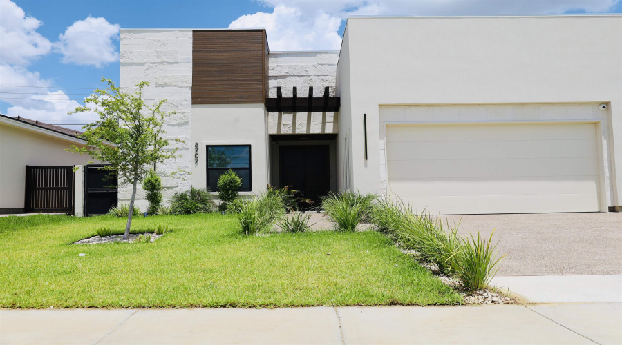 8707 Plantation East Dr, Laredo, Texas 78045, 5 Bedrooms Bedrooms, 8 Rooms Rooms,3 BathroomsBathrooms,Residential,For Sale,8707 Plantation East Dr,20252776