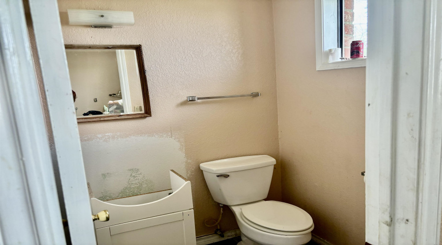 2061 Retama Dr, Zapata, Texas 78076, 2 Bedrooms Bedrooms, 5 Rooms Rooms,1 BathroomBathrooms,Residential,For Sale,2061 Retama Dr,20253174