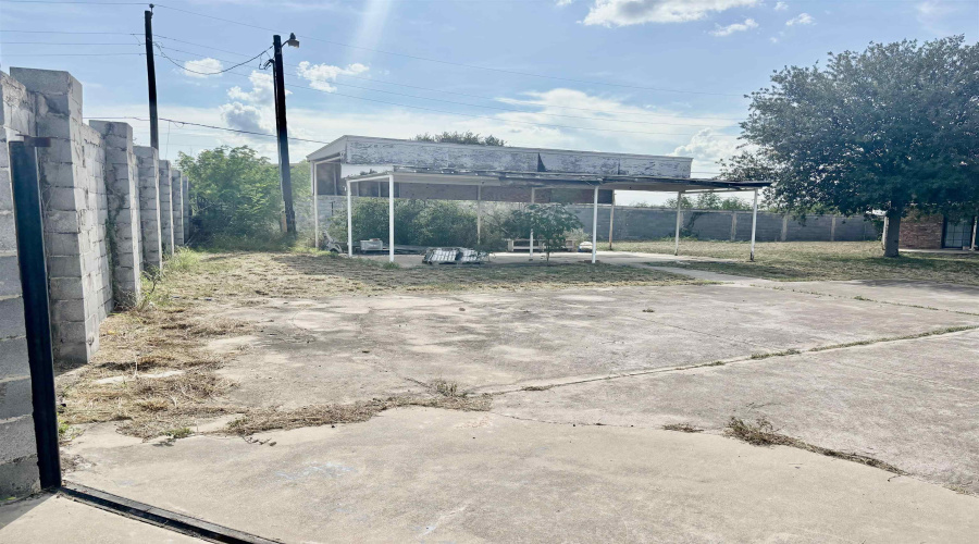 2061 Retama Dr, Zapata, Texas 78076, 2 Bedrooms Bedrooms, 5 Rooms Rooms,1 BathroomBathrooms,Residential,For Sale,2061 Retama Dr,20253174