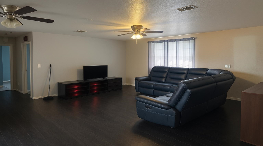 2061 Retama Dr, Zapata, Texas 78076, 2 Bedrooms Bedrooms, 5 Rooms Rooms,1 BathroomBathrooms,Residential,For Sale,2061 Retama Dr,20253174