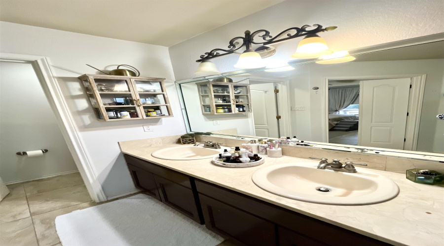 9310 Albany Dr, Laredo, Texas 78045, 3 Bedrooms Bedrooms, 9 Rooms Rooms,2 BathroomsBathrooms,Residential,For Sale,9310 Albany Dr,20252882