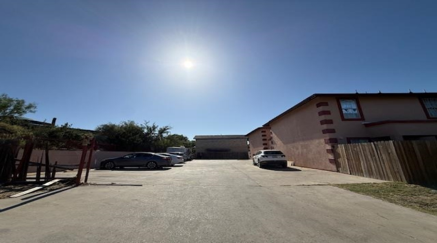3204 Cortez St, Laredo TX, Texas 78040, 2 Bedrooms Bedrooms, 5 Rooms Rooms,2 BathroomsBathrooms,Residential,For Sale,3204 Cortez St,20252906